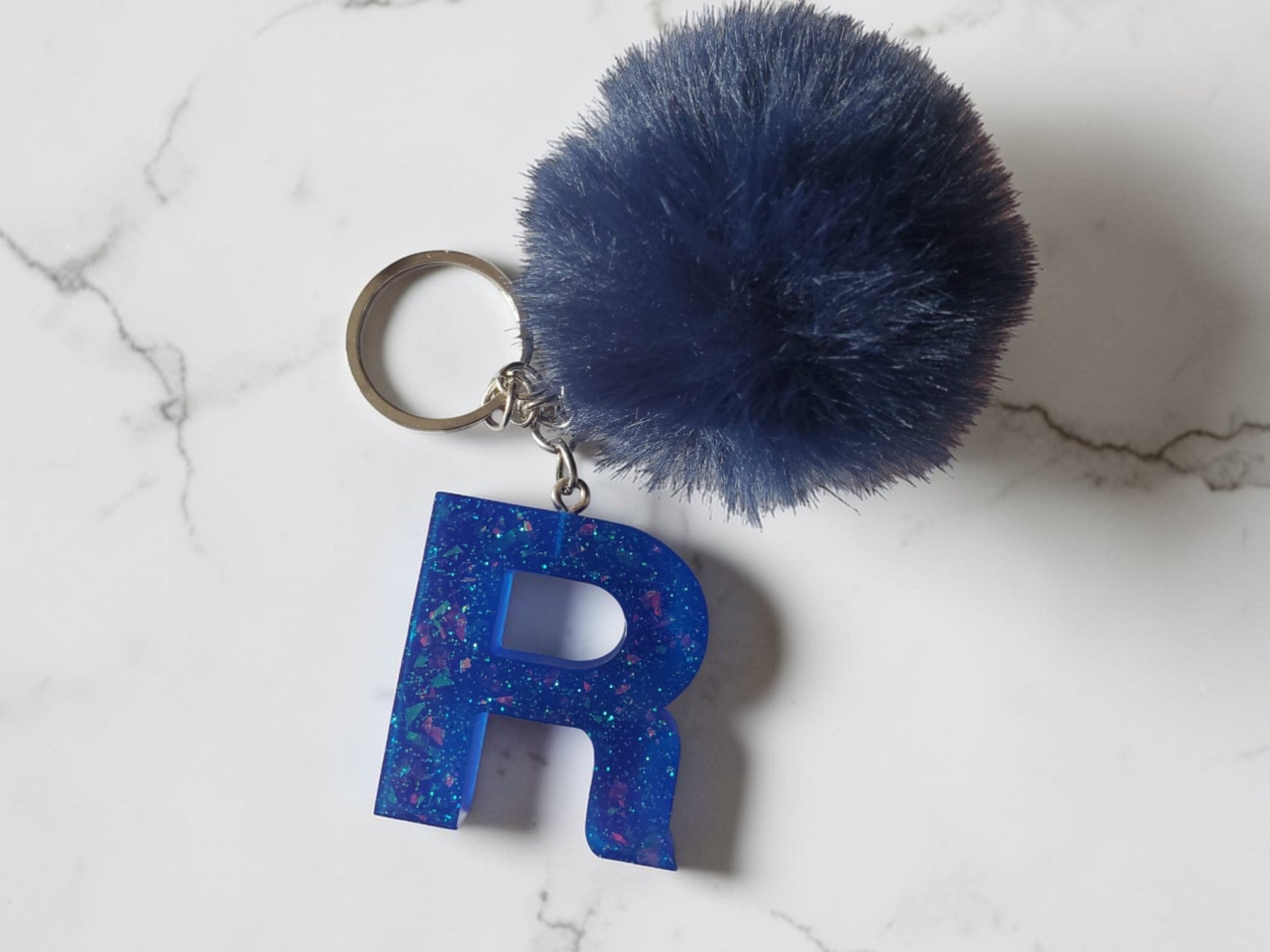 Porte-clé lettre avec pompon