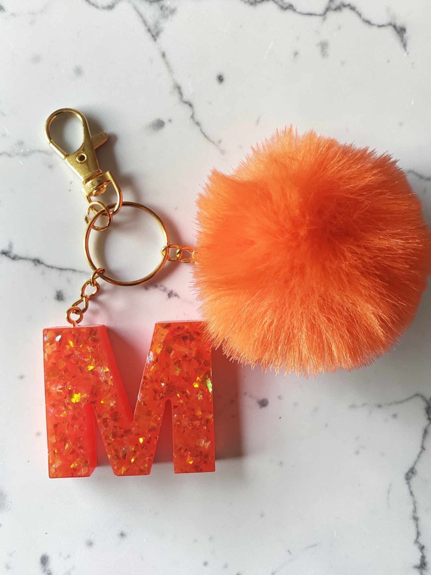 Porte-clé lettre avec pompon