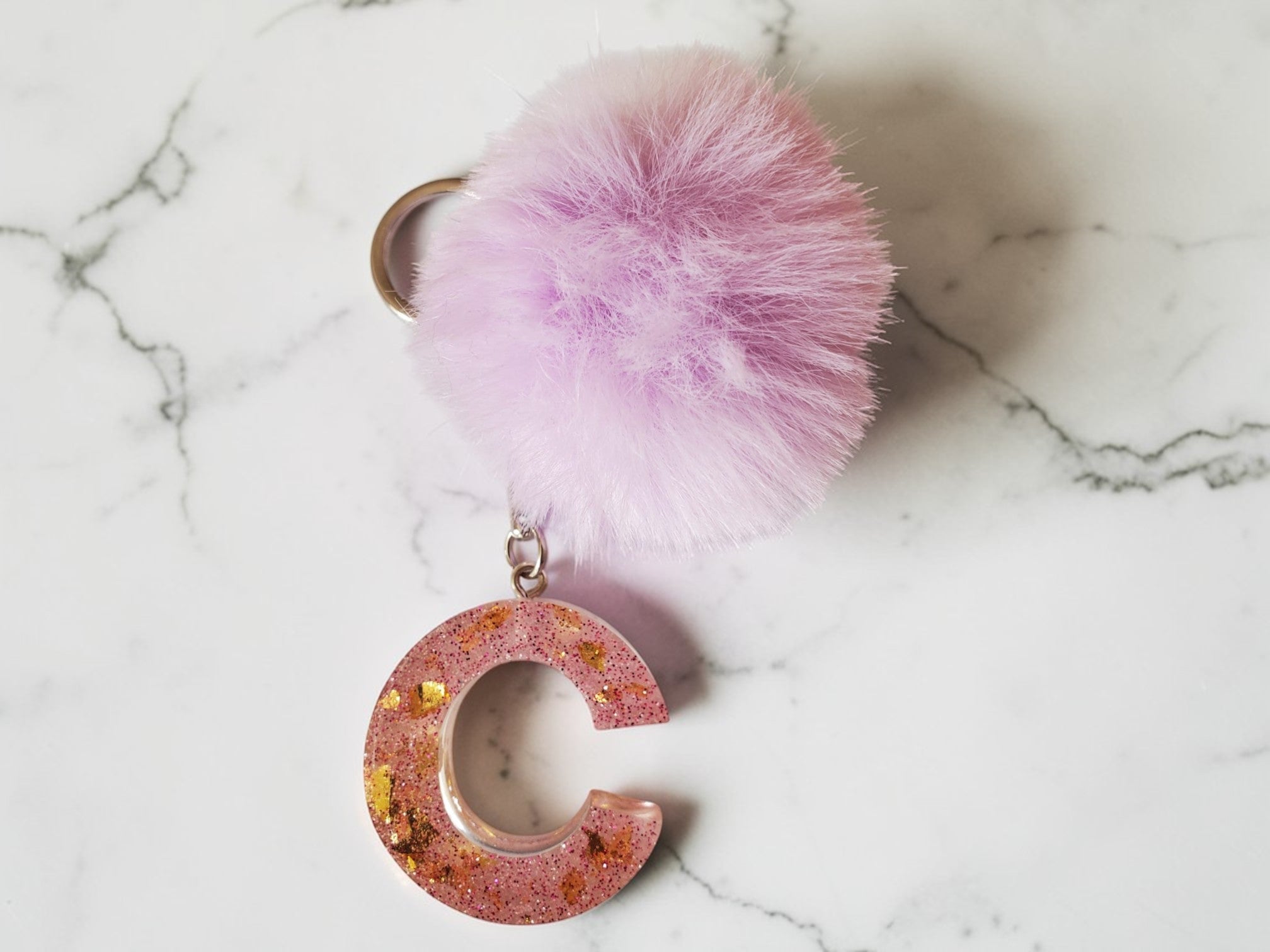 Porte-clé lettre avec pompon