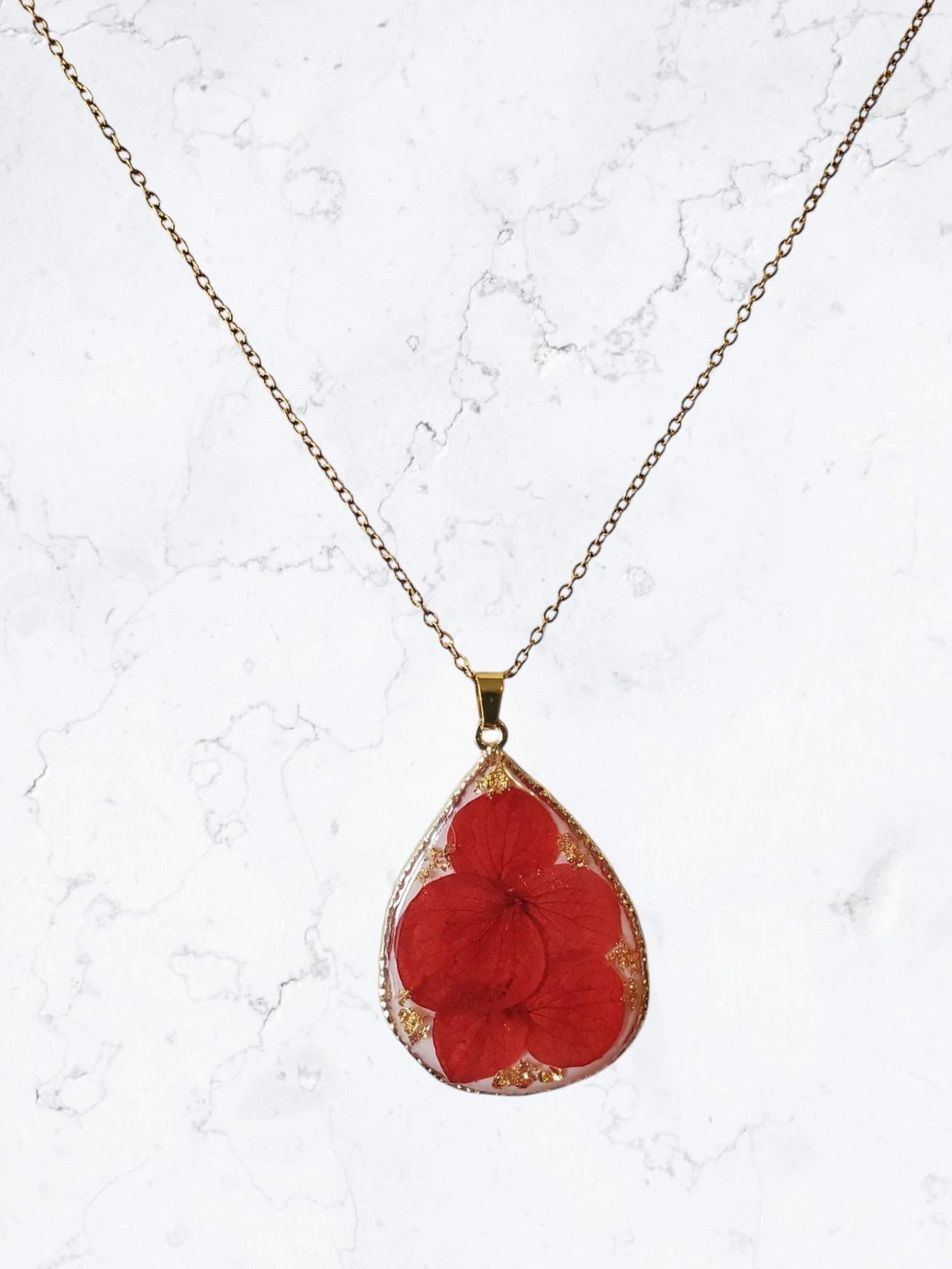 Collier fleurs séchées rouges