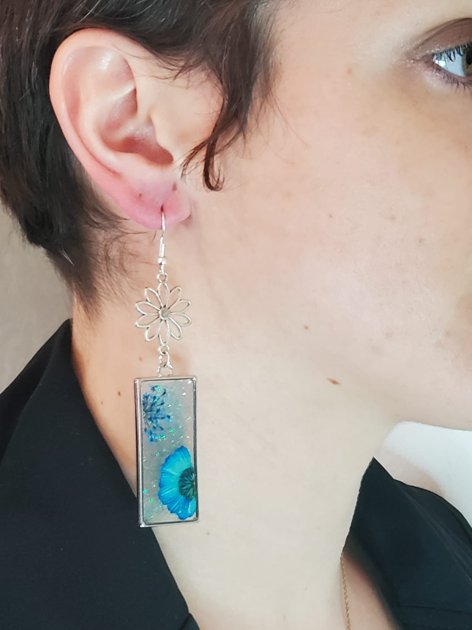 Boucles d'oreilles avec fleurs séchées et paillettes bleues