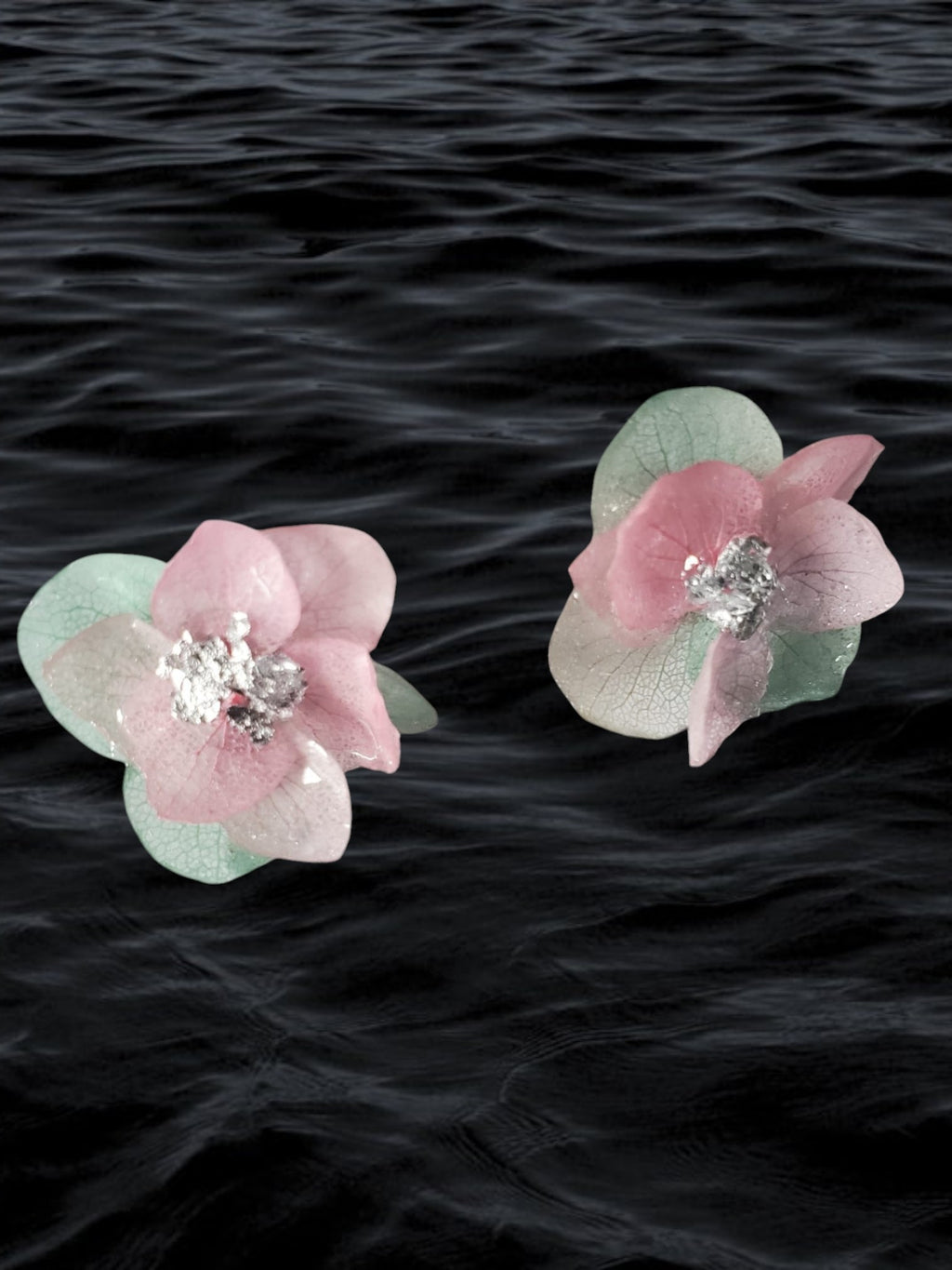 Parure boucles d’oreilles et collier tout en fleurs séchées et résine