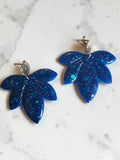 Boucles d’oreilles en résine & paillettes bleues