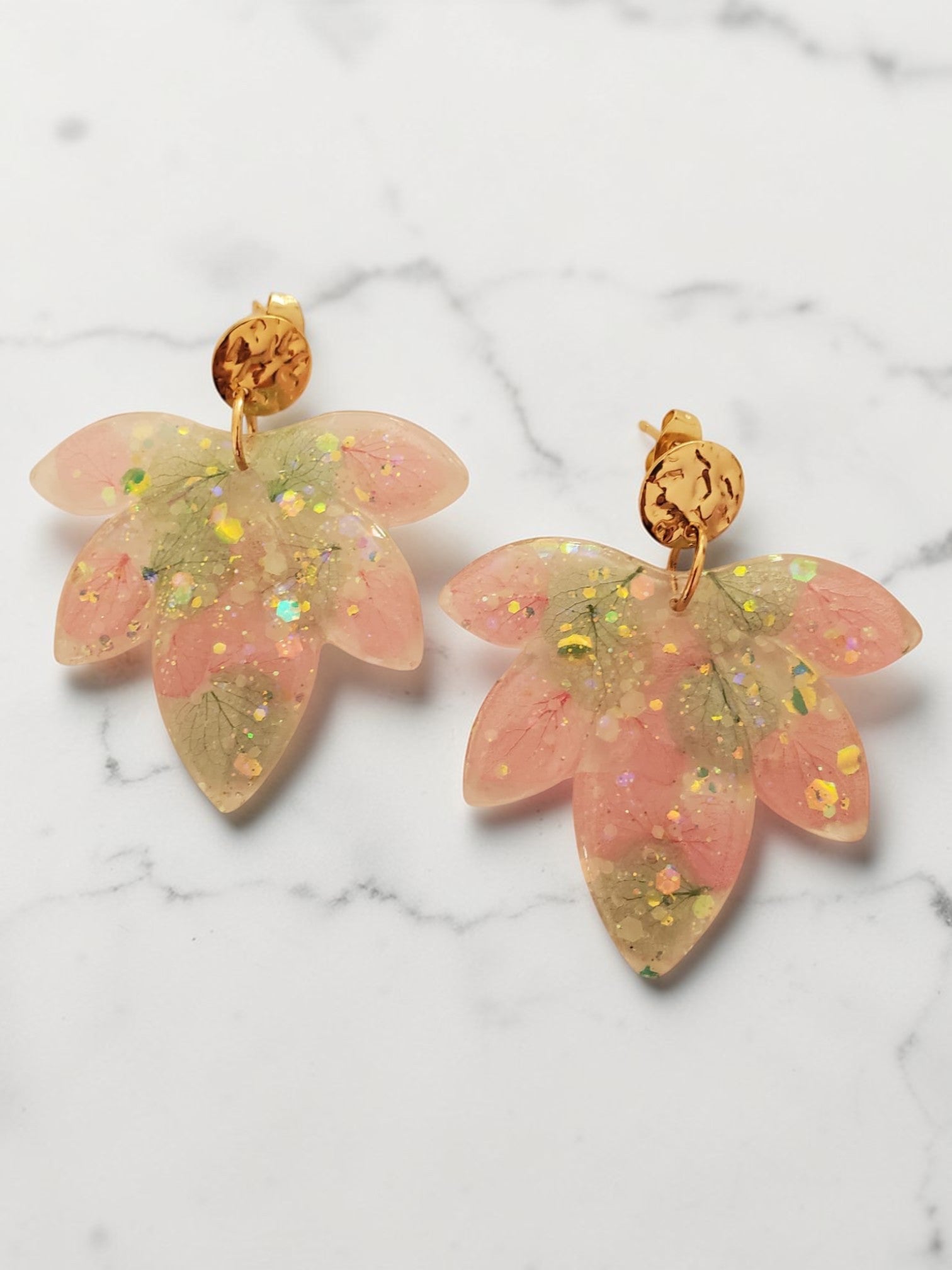 Boucles d’oreilles demi-fleur en résine et fleurs séchées