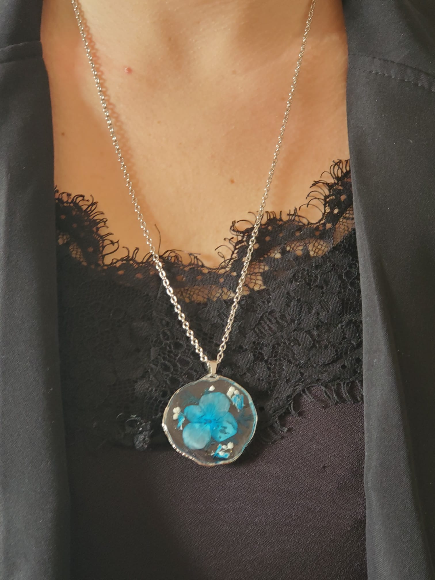 Collier bleu, blanc et argent avec Fleurs séchées