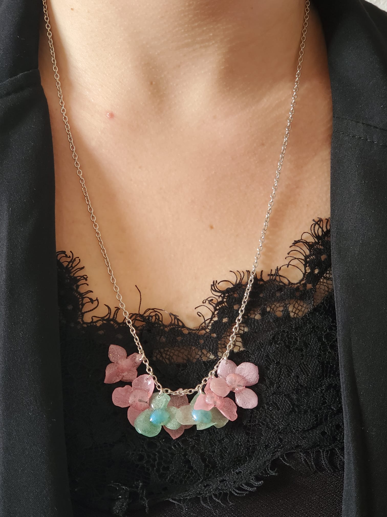 Parure boucles d’oreilles et collier tout en fleurs séchées et résine