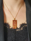 Collier en résine rouge pailleté et feuilles d'Or