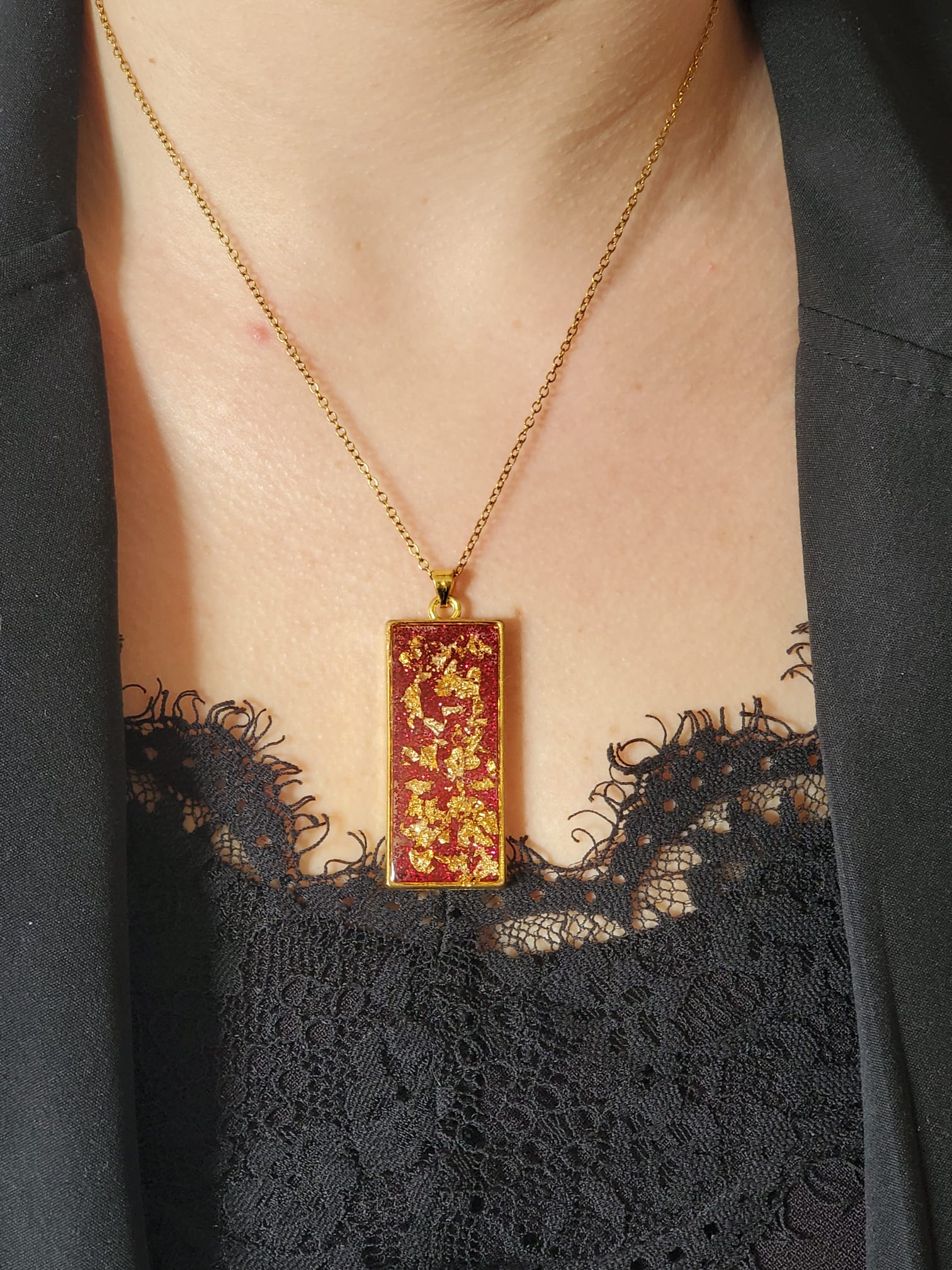 Collier en résine rouge pailleté et feuilles d'Or