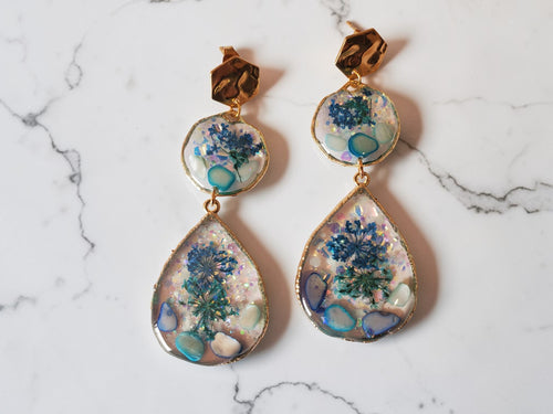 Boucles d'oreilles avec pierres et fleurs séchées