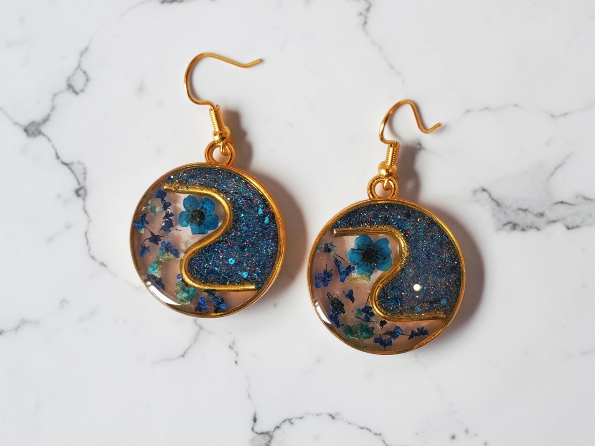 Boucles d'oreilles bleu et or fleurs séchées